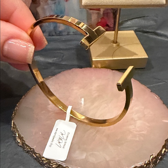 Elegant Gold T ADJUSTABLE Bracelet - Picture 2 of 6